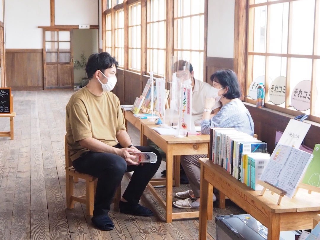 相談をしている様子