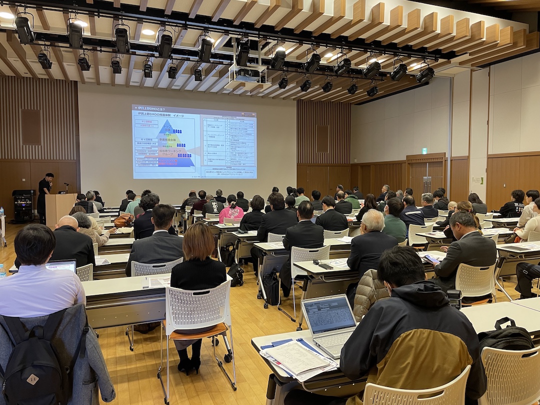 伊賀市観光マーケティングレポートの情報を共有する様子