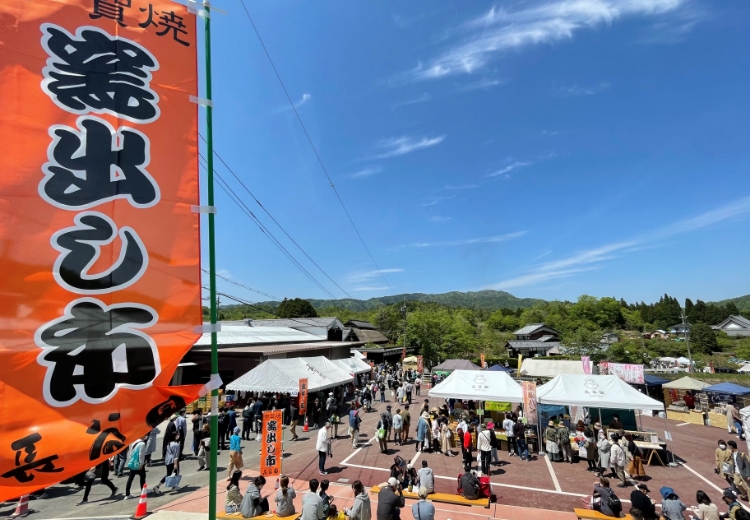 伊賀市　窯出し市の様子